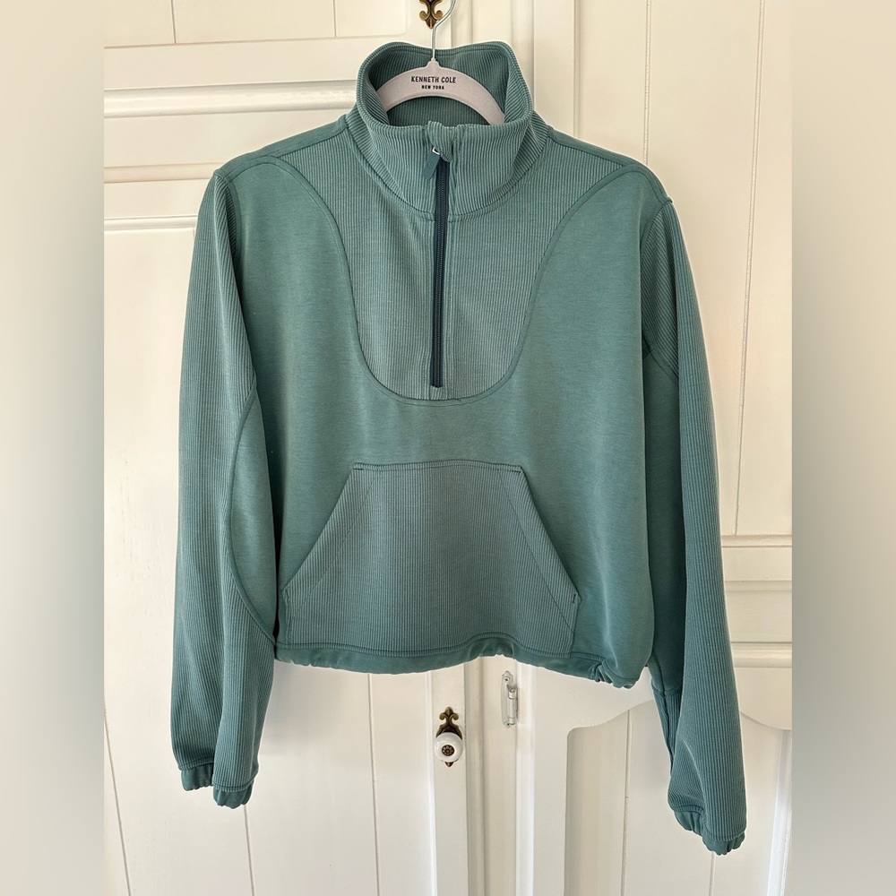 Women’s Lululemon Cropped 1/4 zip Sweatshirt 8